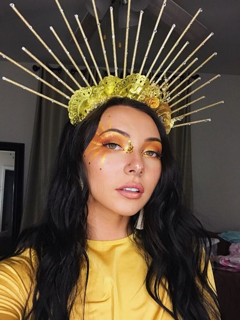 Sun makeup Halloween Sun Eyeliner Look, Sun Make Up Halloween, Sun And Moon Costume Makeup, The Sun Costume Women, Tarot Card Makeup, Sun Goddess Halloween Costume, Sun Costume Women Diy, Sun Makeup Looks Halloween, Sun Goddess Costume Makeup