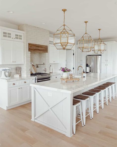 Our guide to chic and affordable pendant lighting over a Kitchen Island. These interior design ideas include how to space lights, the secrets to style and finishes, and the best kitchen island pendant lights that are budget friendly. Farmhouse White Kitchen, Farmhouse White, Brick Kitchen, White Kitchen Island, White Kitchen Decor, Big Kitchen, White Kitchen Design, Kitchen Design Decor, Kitchen Trends