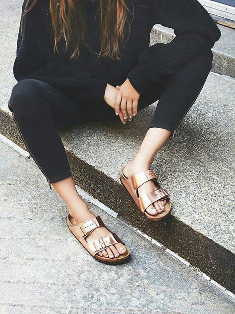 Rose gold How To Wear Birkenstock, Mode Ab 50, Birkenstock Outfit, Tokyo Street Fashion, Free People Clothing Boutique, Metal Fashion, Free People Clothing, Birkenstock Sandals, Birkenstock Arizona