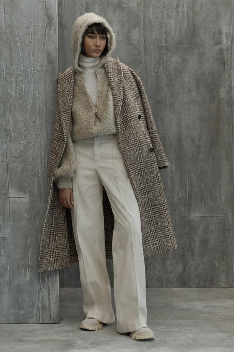 Brunello Cucinelli Fall 2022 Ready-to-Wear Collection | Vogue Mannequin Styling, Styling Inspiration, Winter 2022, Fall 2022, Fashion Show Collection, Mode Inspiration, White Pants, Dolce & Gabbana, Brunello Cucinelli