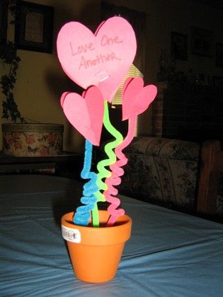 Pipe cleaner craft for "Fruit of the Spirit: Love" Valentines Day Childrens Church, Love One Another Craft For Kids, Love One Another Craft, Rainbows Activities, Encouragement Crafts, Paver Garden, Fruit Of The Spirit Love, Craft Heart, Spirit Love