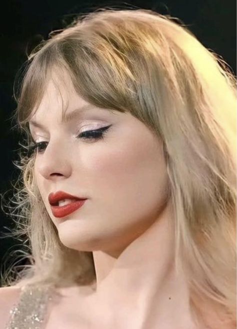 These Are the Makeup Products That Taylor Swift Allegedly Uses on the Eras Tour - Mariana In LA Taylor Swift Eyes, Music Video Makeup, Taylor Swift Makeup, Taylor Swift Cat, Taylor Swift Birthday, Taylor Swift Tour Outfits, All About Taylor Swift, Taylor Swift Hair, Eyeliner Looks