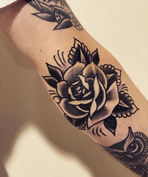 Cameron Stevens’s Instagram post: “Some more from @jacobcrosstattoo #blackandgreytattoo #americantraditionaltattoo #rosetattoo #elbowtattoo” Traditional Rose Bouquet Tattoo, Traditional Rose Elbow Tattoo, Traditional Rose Knee Tattoo, Rose Tattoo Elbow, Elbow Rose Tattoo, American Traditional Rose Tattoo, Rose Elbow Tattoo, Black And Grey Rose Tattoo, American Traditional Rose