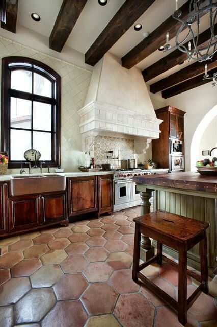 Love that stove and sink. Mediterranean Kitchen Design, Spanish Style Kitchen, Spanish Kitchen, Mediterranean Kitchen, Spanish Style Home, Spanish Style Homes, Versace Home, Mediterranean Home, Spanish House