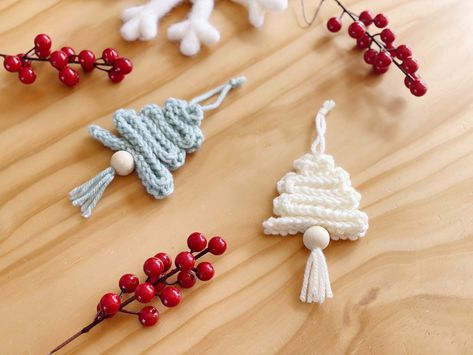 Free Pattern: Minimalist Christmas Trees Christmas Crochet Tree, Crochet Christmas Ornaments Free Pattern, Knit Christmas Ornaments, Knitted Christmas Decorations, Crochet Christmas Trees Pattern, Knitting Room, Pattern Minimalist, Christmas Knitting Patterns Free, Crochet Christmas Ornaments Free