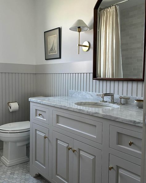 25+ Stunning Bathroom Wainscoting Ideas to Maximize Space - Evinco Design Bathrooms With Beadboard Wainscoting, Bathroom Wainscoting Ideas, Period Bathroom, Bathroom Wainscoting, Beadboard Bathroom, Beadboard Wainscoting, Wainscoting Ideas, White Wainscoting, Cozy Bathroom