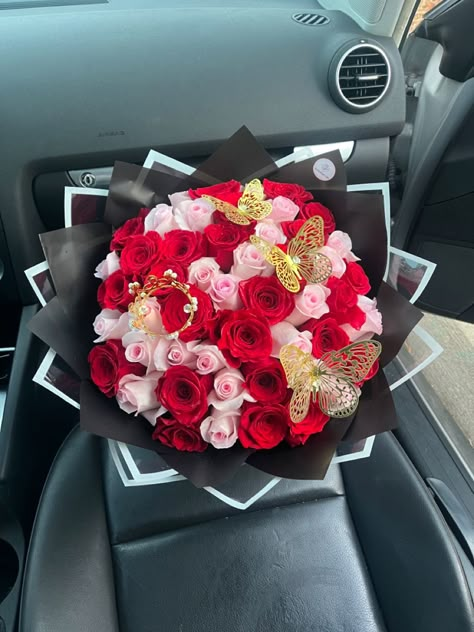 Ramo buchon, 50 roses, pink and red aesthetic Ramo Inspo Pic, Valentine Ramos, Pink And Red Roses Bouquet, 50 Roses Bouquet, Flower Ramo, Pink And Red Bouquet, Pink And Red Aesthetic, Graduation Flower Bouquet, Ribbon Rose Bouquets