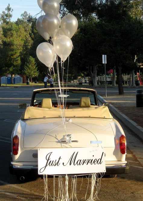 Wedding Car Decorations Ideas, Car Decorations Ideas, Wedding Car Deco, Wedding Getaway Car, Rolls Royce Corniche, Just Married Sign, Just Married Car, Bridal Car, Vintage Car Wedding