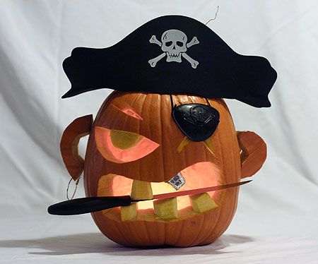 Pirate Jack-O-Lantern.   (I made one like this last year! It was pretty awesome) Pirate Pumpkin, Halloween Pumpkin Jack O Lantern, Creepy Pumpkin, Creative Pumpkin Carving, Pumpkin Carving Designs, Casa Halloween, Pumpkin Carving Patterns, Pirate Halloween, Carved Pumpkin