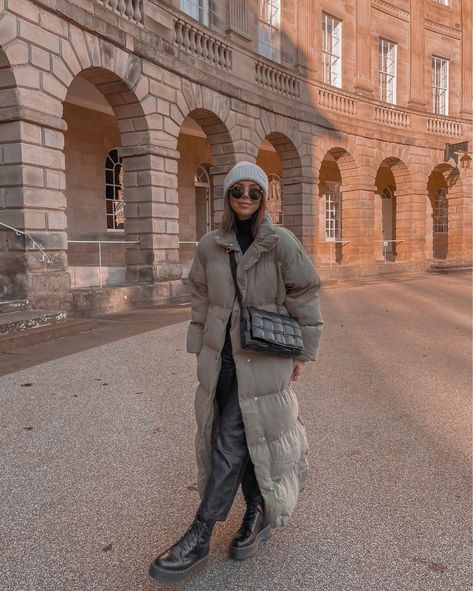 Padded Coat Outfit, Long Parka Outfit, Long Puffer Outfit, Puffer Coat Street Style, Padded Jacket Outfit, Beth Bartram, Long Jacket Outfit, Puffer Coat Outfit, Parka Outfit