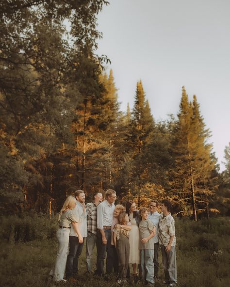 Family Portraits Extended, Posing Extended Families, Large Group Family Photos Fall, Family Of 5 Photo Poses Adult Children, Bigger Family Photoshoot, Family Photo Ideas Big Family, Multigenerational Family Photos Fall, Family Photo Fall Outdoor, Active Family Photos