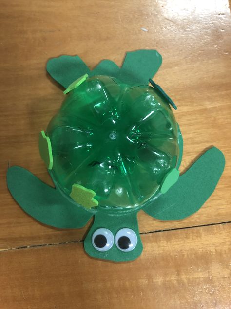 Plastik Recycling, Water Bottle Crafts, Turtle Crafts, Plastic Bottle Flowers, Recycled Art Projects, Montessori Toddler Activities, Bible School Crafts, Bottle Cap Crafts, Capture The Moment