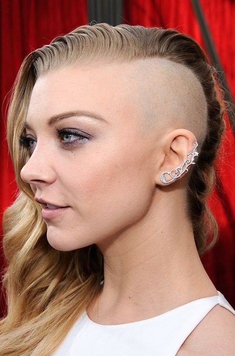 Hunger Games star Natalie Dormer had to shave half her head for the role of Cressida, and fully embraced it off-screen. | The 27 Most Important Hair Moments Of 2014 Half Shaved Head Hairstyle, Half Shaved Head, Undercut Hairstyles Women, Stars D'hollywood, Half Shaved Hair, Shaved Side Hairstyles, Half Shaved, Rosario Dawson, Rose Mcgowan