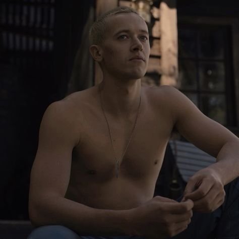 Corlionus Snow Hunger Games, Tom Blyth No Shirt, Coreolanos Snow, Snow Shirtless Hunger Games, Young Cornelius Snow, Buzz Cut Snow, Cornelius Snow Wallpaper, Cornilanus Snow Hunger Games, Coriolanus Snow I Can Fix Him