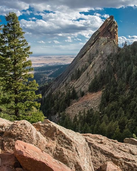 📸 Vic Schaefer on Instagram: “This was a gorgeous view on the hike to the Flat Irons in Boulder, Colorado 🪨 . . . . . . . . #bouldercolorado #boulder #boulderco…” Flatirons Boulder Drawing, Boulder Flatirons Photoshoot, Boulder Restaurants, Boulder Flatirons, Boulder Beach, Flat Irons, Boulder Colorado, Gorgeous View, Flat Iron