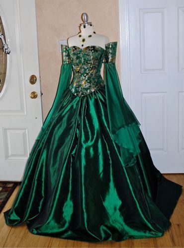 The First one to pick their dress was Elizabeth she picked a beautiful shade green dress that matched Meliodas eyes! Kinda Ball Gowns Victorian, Victorian Ball Gowns, Gaun Abad Pertengahan, Medieval Gown, 파티 드레스, Fantasy Dresses, Old Dresses, Medieval Dress, Vintage Gowns