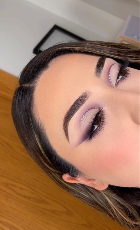 15 Makeup Looks Lilac, Bridal Makeup Lavender, Makeup Looks For Prom Purple Dress, Lilac Prom Dress Makeup, Wedding Makeup For Purple Dress, Lavander Makeup For Quince, Light Lavender Makeup, Graduation Makeup Purple, Makeup For Violet Dress