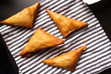 Samboosa Salatul Tasbeeh, Chicken Samosa Recipes, Keema Samosa, Chicken Keema, Dark Gray Background, Samosa Recipe, Spiced Beef, Savory Pastry, Fusion Food