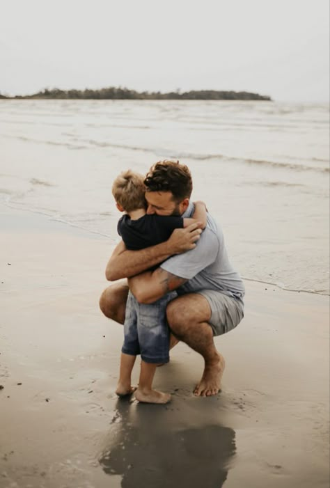 Self Hug Photography, Father And Son Beach Photography, Dad And Me Photography, Father Son Beach Photos, Son And Father Photography, Fatherhood Photoshoot, Father Hugging Son, Family In The Beach, Dad And Son Pictures