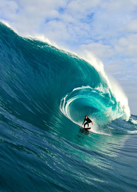 Brad Norris (6 feet tall) under the lip at The Right (10 feet thick) Photo: Russell Ord Photo Surf, Alana Blanchard, Surfing Aesthetic, Surf Aesthetic, Big Wave Surfing, Surf Vibes, Surfing Photos, Surfing Pictures, Image Nature