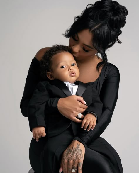 Mom And Son Photoshoot Ideas, Mommy And Son Pictures, Mommy And Son Photoshoot, Mommy Son Photoshoot, Mommy Son Pictures, Son Photoshoot, Son Pictures, Son Photo Ideas, Pregnancy Fashion Fall