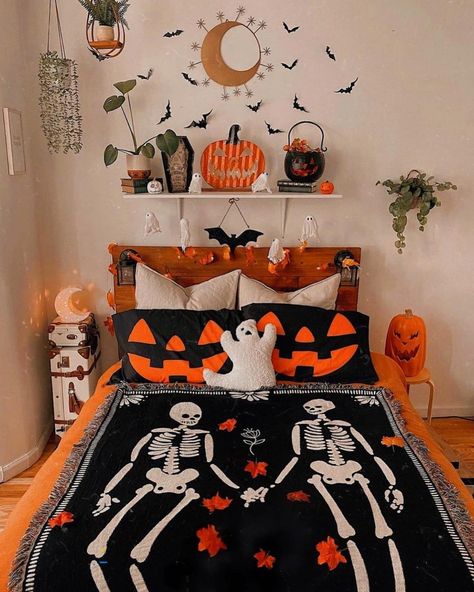 eerie halloween bedroom ideas 05 Halloween Decor Diy Indoor, Halloween Bedroom Aesthetic, Scary Halloween Decorations Diy, Halloween Bedroom Decor, Fall Room Decor, Halloween Bedroom, Casa Halloween, Halloween Room Decor, Goth Home