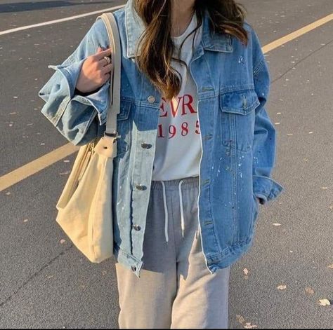 Oversized Jean Jacket Outfit, Blue Denim Jacket Outfit, Denim Jacket Outfit Women, Oversized Denim Jacket Outfit, Jacket Aesthetic, Mom Vibes, Light Denim Jacket, Jacket Outfit Women, Twenty Twenty