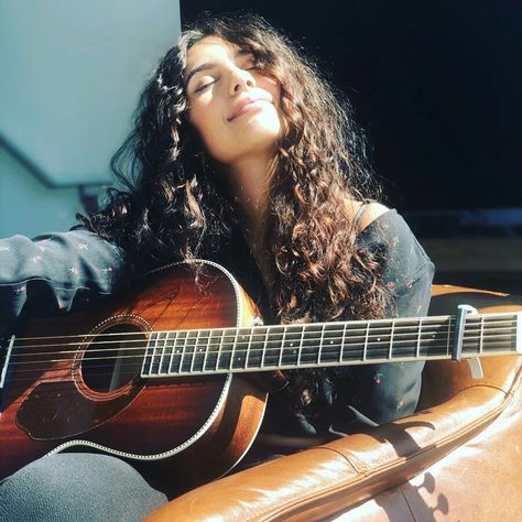 Alessia Cara Aesthetic, Celebs Aesthetic, Allesia Cara, Milkshake Hair Products, Best Music Artists, Alessia Cara, Fav Music, Celebrity Faces, Guitar Girl