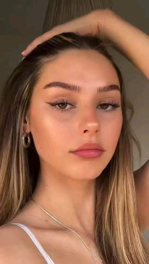 2022 Makeup, Dewy Makeup Look, Round Face Makeup, Dewy Makeup, Face Makeup Tips, Simple Makeup Looks, Makeup Eye Looks, Glowing Makeup, Glamour Makeup