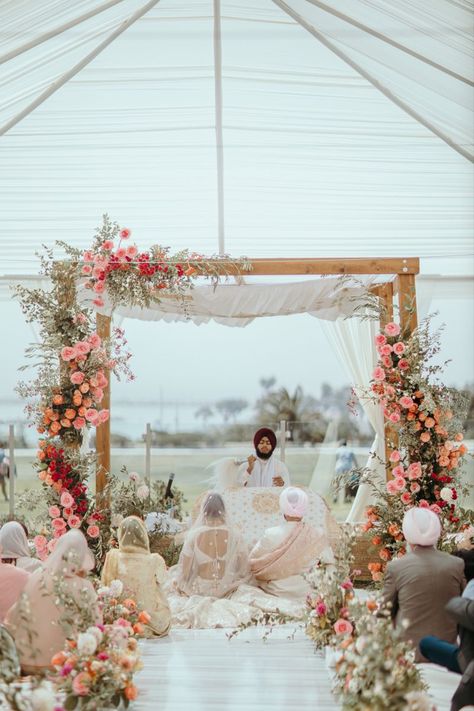 Pastel Pink Indian Wedding, Punjabi Outdoor Wedding, Punjabi Wedding Ceremony, Indian Wedding Abroad, Indian Farm Wedding, Indian Mandap Decor Outdoor, Indian Wedding Altar, Outdoor Anand Karaj, Gurdwara Wedding Decoration