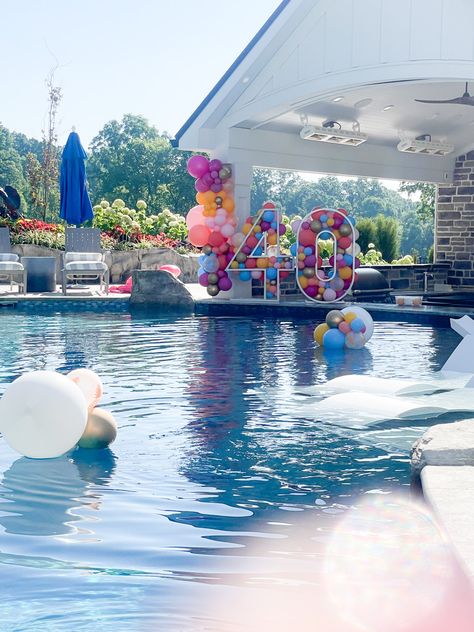 40 Pool Party, Decorating A Pool For A Party, Disco Themed Pool Party, Balloon Arch Pool Party, 60th Birthday Pool Party Ideas, Pool Lunch Ideas For Adults, Pool Party Ideas For Adults Decoration Birthday, 40th Birthday Pool Party Ideas For Men, Poolside Balloon Decor