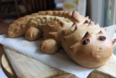 I declare this dragon bread to be unbelievably awesome. The detail! And looks so re-create-able from the step-by-step photos. Find the how-tos HERE at Show Tell Share. {spotted on One Pretty Thing} Thorny Dragon, Dragon Bread, Bread Craft, Waldorf Festivals, Waldorf Learning, Medieval Feast, Shaped Bread, Monster Food, Hobbit Party