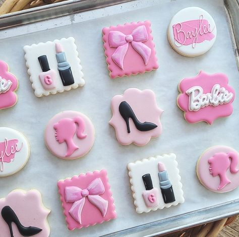 Barbie Biscuits, Barbie Sugar Cookies Royal Icing, Barbie Royal Icing Cookie, Barbie Themed Cookies, Barbie Cookies Birthdays, Barbie Cookies Decorated, Barbie Sugar Cookies, Barbie Cookies, Christmas Sugar Cookies Decorated