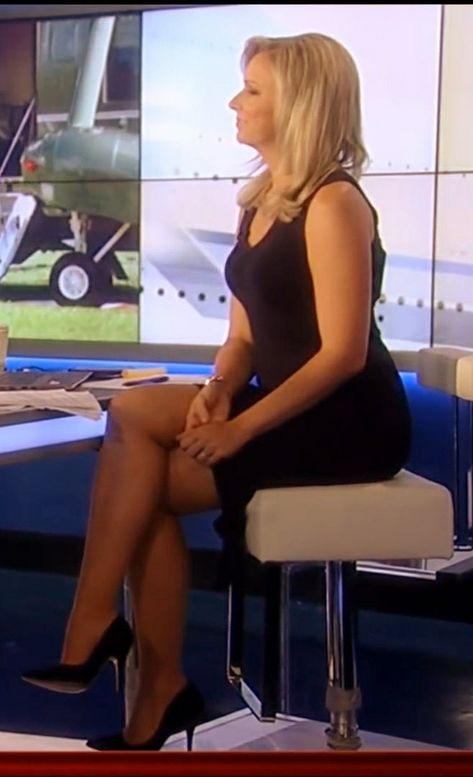 Sandra Smith - LBD Sandra Smith Fox Business, Anna Richardson, Sandra Smith, Female News Anchors, Lovely Legs, Great Legs, New Fashion, Blonde, Celebrities