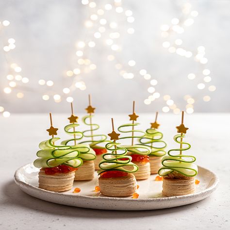 Mini Tree Canapes Toast Noel, Christmas Canapes, Toothpick Appetizers, Fruit Sticks, Yellow Bamboo, Gujarati Wedding, Drink Garnishing, Red Caviar, Mediterranean Wedding