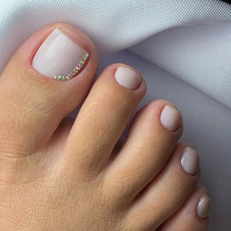 Bruna Ferreira Nail Designer (@nailbrunaferreira) | Instagram profile Nails Foot Design, Bride Toes Nails, Bridal Toe Nails, Toes Nails Designs, Nail Designs Toenails, Wedding Toe Nails, Toe Nail Design, Wedding Toes, White Solid Color