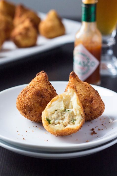 Coxinhas, deep fried Brazilian chicken croquettes. Yes, more please. Brazilian Appetizers, Brazilian Food Recipes, Brazilian Snacks, Brazilian Chicken, Cultural Foods, Brazil Food, Bread Biscuits, Chicken Croquettes, Brazilian Recipes