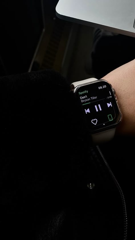 Smart Watch Aesthetic Black, Apple Watch 8 Starlight, Starlight Apple Watch Aesthetic, Apple Watch Aesthetic Black, Black Apple Watch Aesthetic, Apple Watch Starlight, Apple Watch Music, Smartwatch Aesthetic, Smart Watch Aesthetic