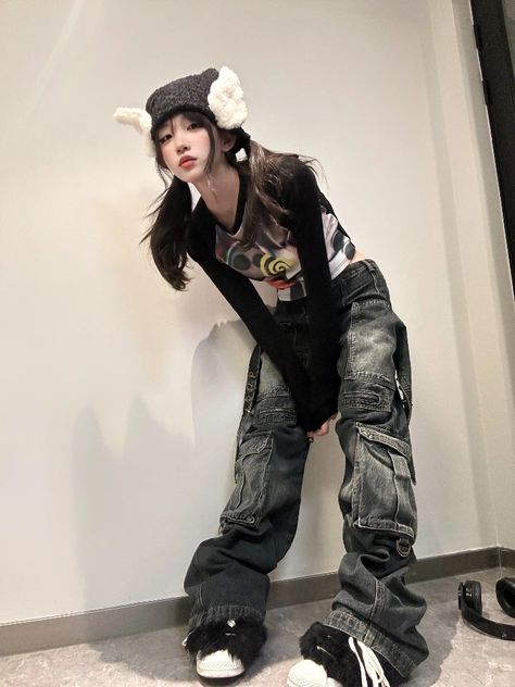 Dark Harajuku Fashion, Y2k Pose Reference, Decora Fashion Outfits, Japanese Goth, Dark Decora, Gothic Harajuku Fashion, Y2k Goth Outfits, Interesting Outfits, Harajuku Outfits