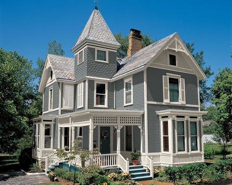 gray victorian homes pic | Light grey with creamy white trim. Combinations Victorian, Victorian Remodel, Victorian House Colors, Grey Exterior House Colors, Exterior Paint Color Combinations, Best Exterior House Paint, Victorian Homes Exterior, Victorian Exterior, Gray Exterior