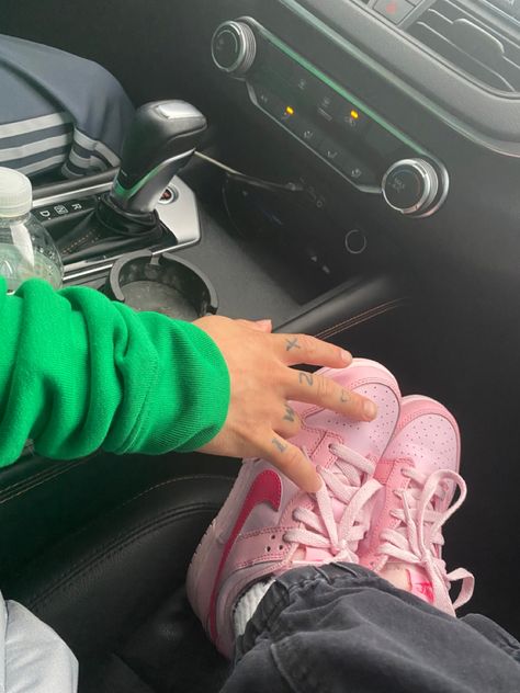 Tripple Pink Dunks Fits, Outfits With Pink Dunks, Pink Barbie Dunks, Barbie Dunks Outfit, Pink Nike Outfit, Nike Triple Pink, Triple Pink Dunks Outfits, Shoe Flicks, Barbie Dunks