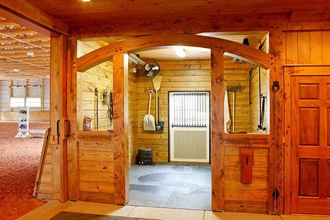 Horse Wash Stall, Stable Style, Dream Horse Barns, Dream Stables, Horse Barn Plans, Horse Washing, Horse Facility, Barn Renovation, Barn Interior