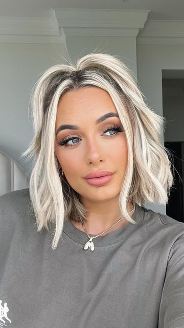 Cute Hairstyles For A Bob Haircut, Short Hairstyle Women Round Face Blonde, Short Blonde Choppy Hair, Cute Blonde Bob Hairstyles, Short Blonde Middle Part, Fine Short Blonde Hair, Shoulder Length Blonde Hair Styles, Blonde Bob Haircuts For Women, Hair Color Bob Haircut