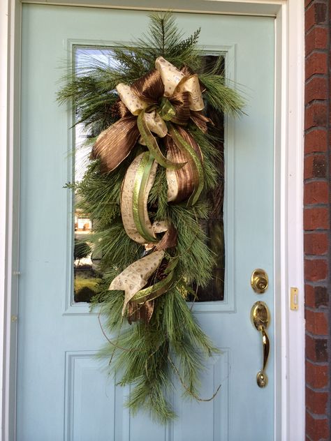 Door Garland Diy, Wearths Ideas, Christmas Door Garland Diy, Greenery Swag Over Door, Christmas Wearths Ideas, Christmas Door Ideas For Classroom, Christmas Swags Ideas, Door Ideas For Classroom, Christmas Door Garland