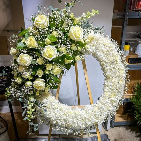 Sympathy Wreath with white and cream colors. #polarstarroses #whitecarnations #sympathywreath #funeralflowers Casket Spray, Event Flowers, White Cream, Cream Color, Flower Arrangements, Wreath, Spray, Floral, Flowers