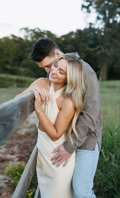 Couples Fence Photography, Engagement Photos With Fence, Engagement Photos Fence, Engagement Photos Mens Outfits, Fence Poses Photography, Outfit Ideas Engagement Photos, Fence Photoshoot, Spring Couple Pictures, Proposal Book