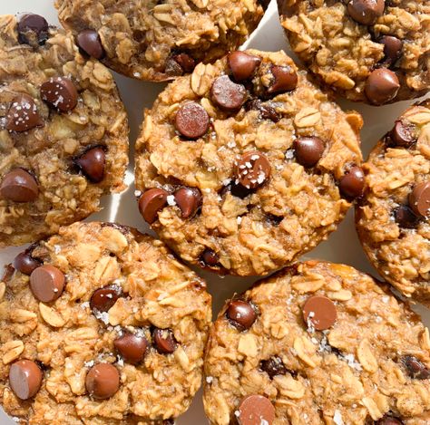 Chocolate Chip Banana Baked Oatmeal Cups - Calla's Clean Eats Banana Oatmeal Breakfast Cookies, Natural Sweets, Banana Baked Oatmeal, Oatmeal Breakfast Cookies, Baked Oatmeal Cups, Baking Stuff, Breakfast Meals, Chocolate Chip Banana, Oatmeal Cups