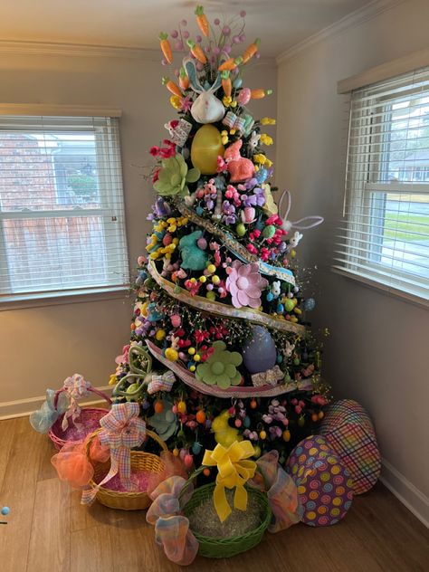 Christmas tree decorated for easter with faux flowers, lots of easter eggs, easter bunnies, rabbits, jelly beans, carrots, and ribbon! April Christmas Tree Ideas, Easter Trees Ideas, Christmas Tree All Year Round, Easter Christmas Tree Ideas, Easter Tree Ideas, Easter Desserts For Kids, Easter Christmas Tree, Spring Christmas Tree, Spring Tree Decorations