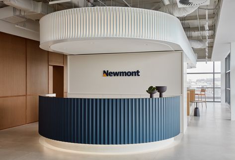 A Blend of Warmth with Light – Newmont by Rezen Studio • How do you design an office for a company that is ‘remote first’? That is the question interior design studio Rezen Studio had to answer when creating a new base in Perth, Australia, for gold mining company Newmont. #architecture #interiordesign #office #modernoffice #goldmining #moderninterior #workspace #officedesign #perth #lobby #industrialinterior Curved Reception Desk, Reception Desk Design, Leasing Office, Office Reception, The Local Project, Reception Design, Perth Australia, Reception Area, Bachelor Pad