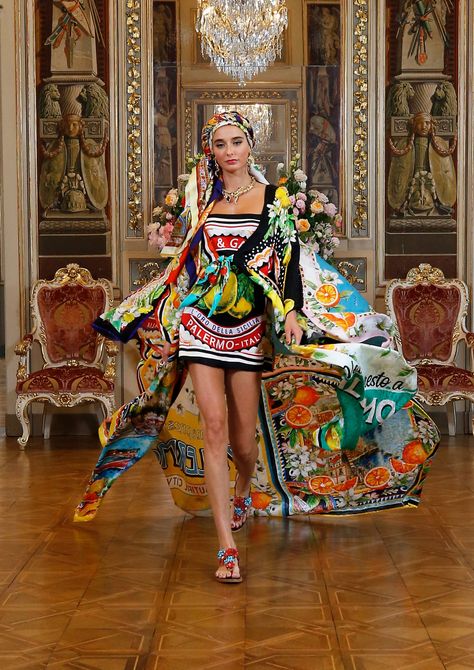 Dolce Gabbana Alta Moda, Flow Dress, Color Flow, Haute Couture Looks, Thailand Fashion, Collection Couture, Couture Looks, Slim Aarons, Next Fashion